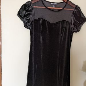 Hot Topic -SM- Black short sleeve Velvet & Lace